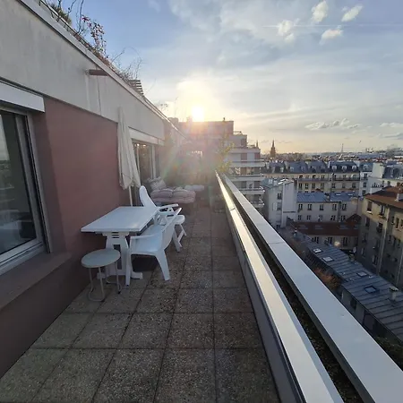 Tres Bel Avec Vue Sur La Tour Eiffel, Grande Terrasse, Coucher De Soleil Parisien